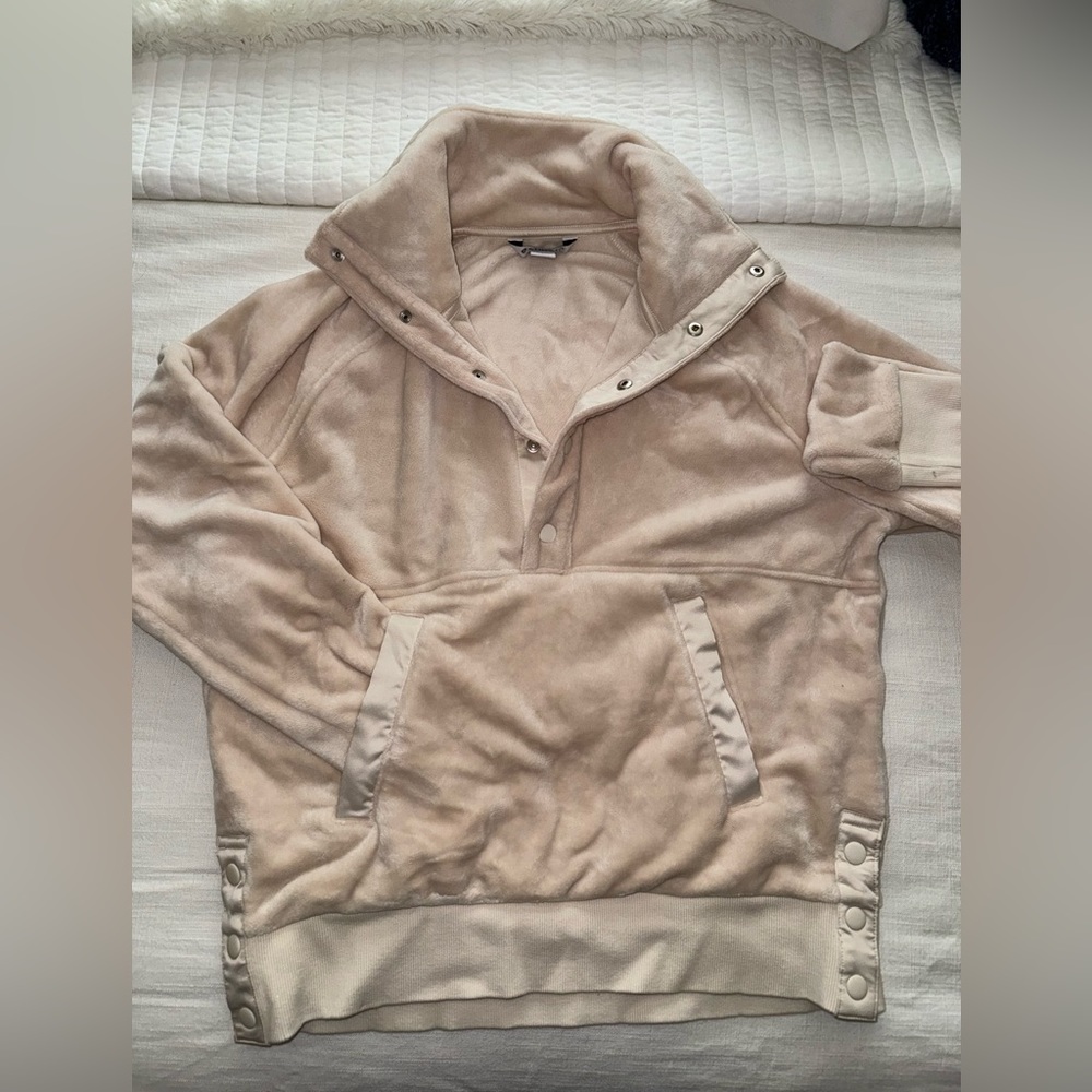 LIKE NEW ATHELTA SHERPA PULL OVER